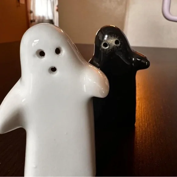 Halloween black and white hugging ghost salt and pepper shaker - Picture 4 of 5